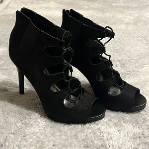 Jennifer Lopez black heels 👠